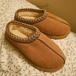UGG moccasins size 5 Brand new (WOMENS)